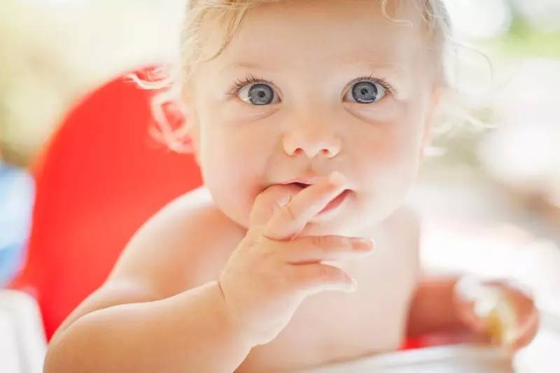 宝宝吃手指好吗？